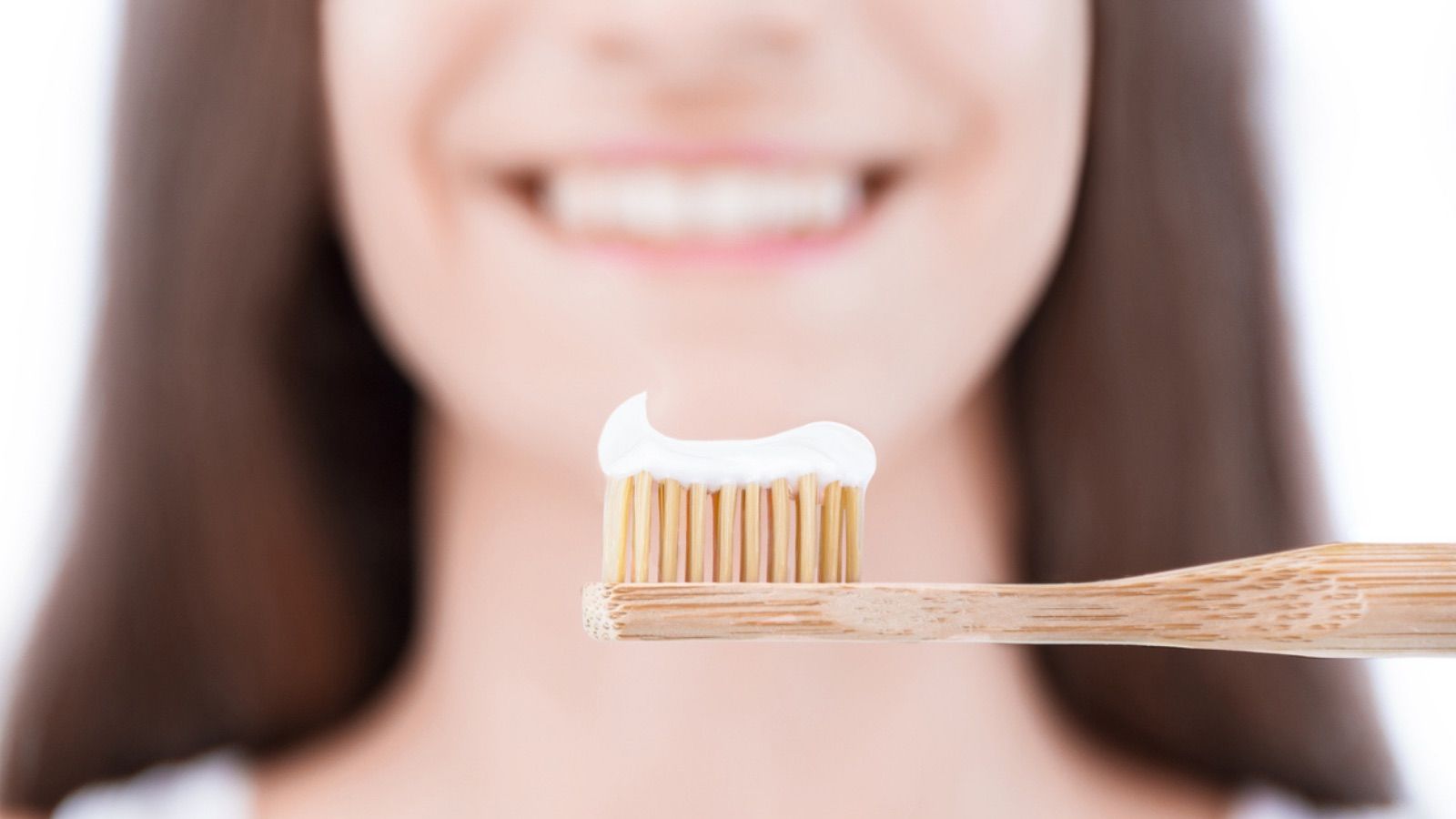 women brushing her teeth