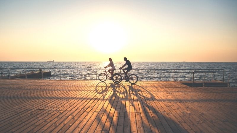 couple cycling