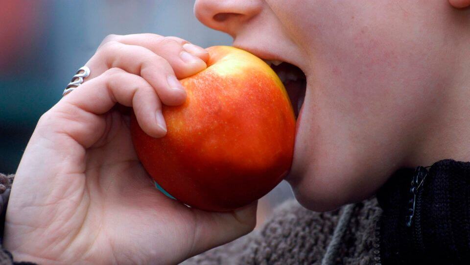 women eating apple